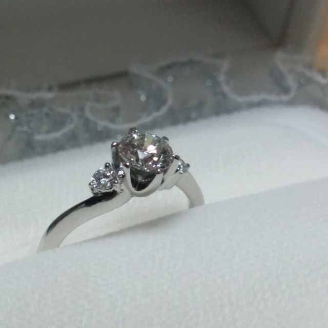 【WATANABE / 卸商社直営　渡辺の口コミ】 デザインが可愛く、両側の2つの0.1ctのダイヤが中央の0.5ctのダイヤを際立…