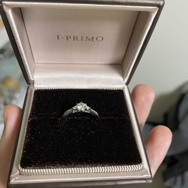 【アイプリモ(I-PRIMO)の口コミ】 宝石が飛び出しているタイプではなく、ナチュラルな形が良かったため。
色…