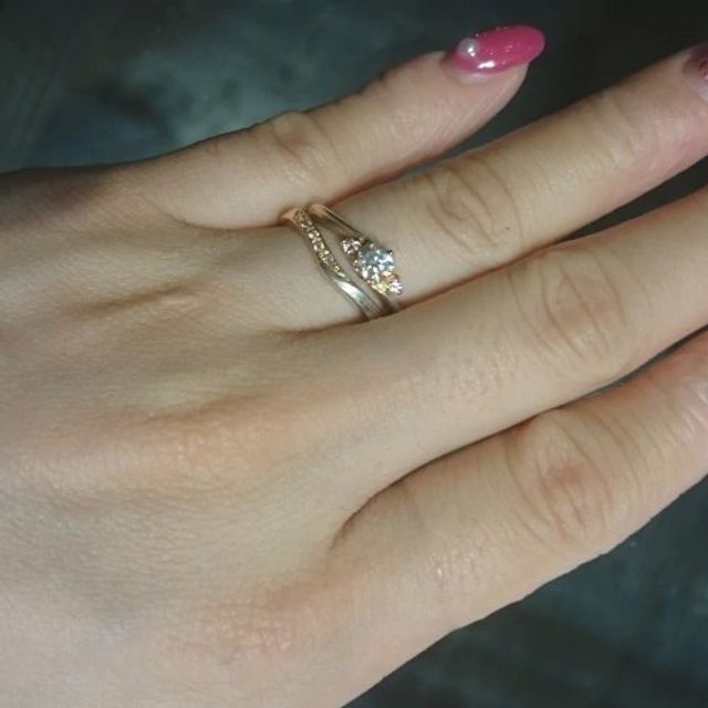 【杢目金屋(もくめがねや)の口コミ】 一枚の金属板からリングを作るというのが素敵だと思いますし、違う色の金…