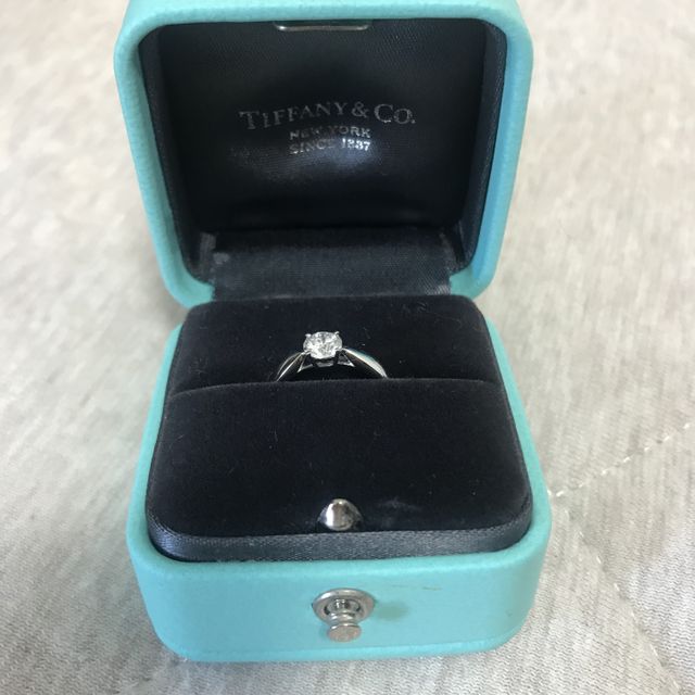 【ティファニー(Tiffany & Co.)の口コミ】 指が細いので、リング部分は細いものを選びました。石は大きさよりもグレ…