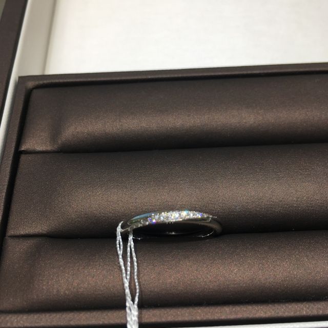 【アイプリモ(I-PRIMO)の口コミ】 ダイヤの装飾が半周にされているものです。
1粒ダイヤのものより輝きが強…