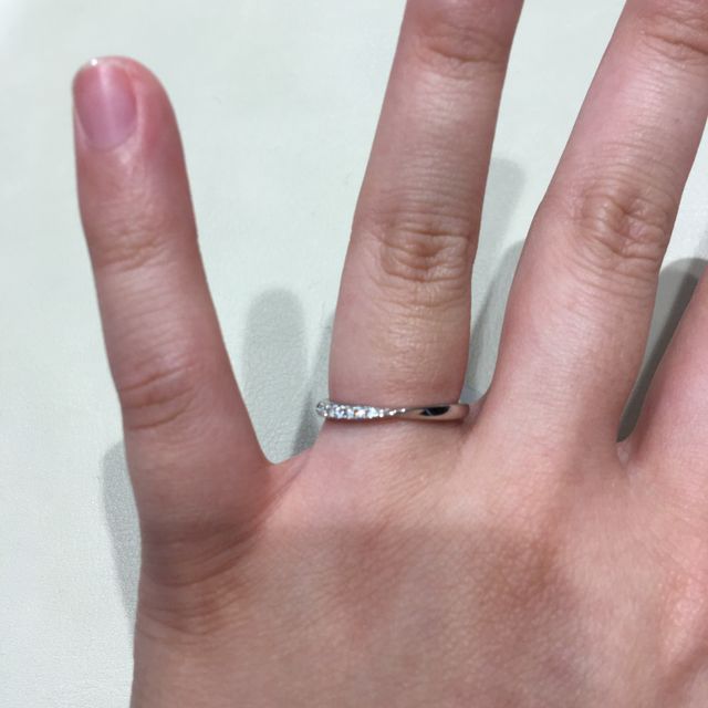 【Ponte Vecchio(ポンテヴェキオ)の口コミ】 ダイヤがたくさんついていてとても可愛かった。ねじってあって、ダイヤの…