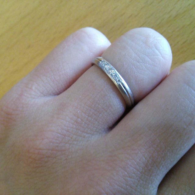 【ラザール ダイヤモンド(LAZARE DIAMOND)の口コミ】 センターラインを中心に、光沢と艶消し両方のデザインが入っています。ダ…