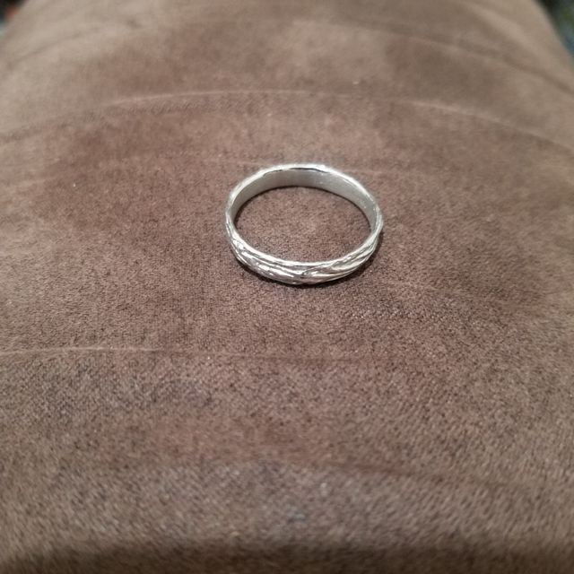 【KAORUの口コミ】 妻が欲しがっていたブランドの指輪だったので購入しました。指輪のデザイ…