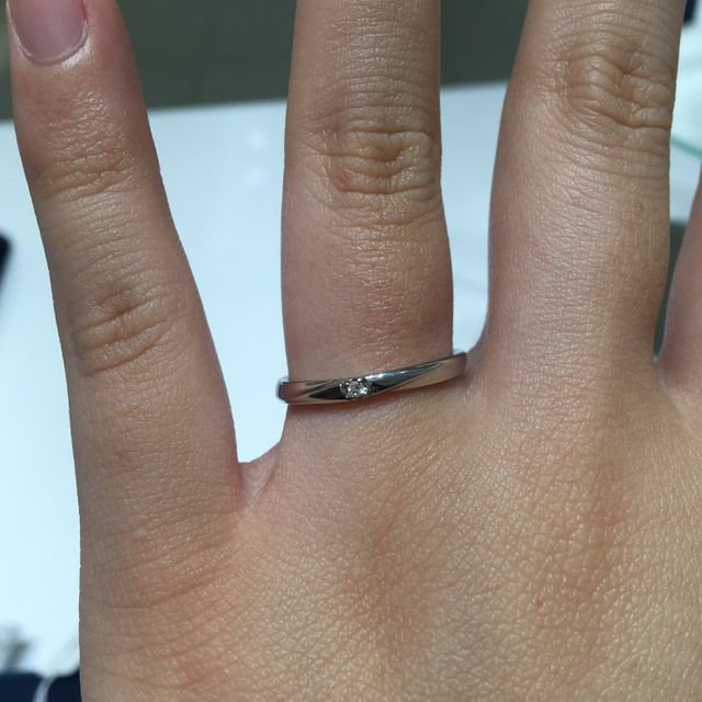 【4℃ BRIDAL(ヨンドシーブライダル)の口コミ】 とでもシンプルで、仕事のときなどいつでも着けていられるデザインでした…