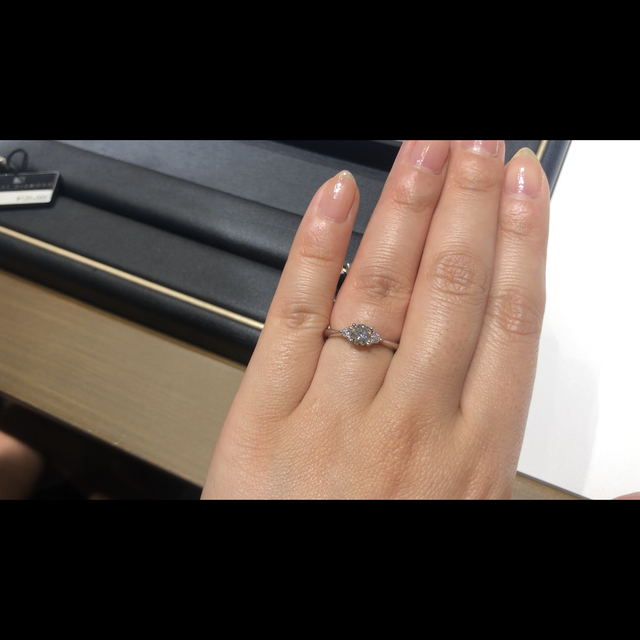 【ラザール ダイヤモンド(LAZARE DIAMOND)の口コミ】 センターダイヤが大きめでサイドにダイヤがついているデザインで珍しいか…