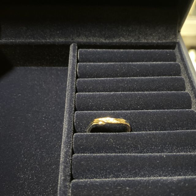 【銀座ダイヤモンドシライシの口コミ】 デザインと色が旦那と話していたのが理想のものだったのでこれにしました…