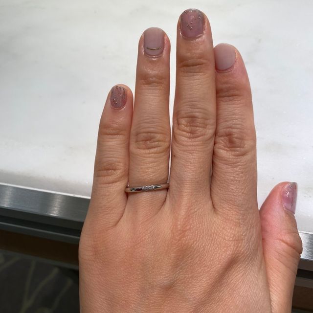 【ティファニー(Tiffany & Co.)の口コミ】 ダイヤが3石付いていて、細身のストレートのデザインです。
ダイヤの輝き…