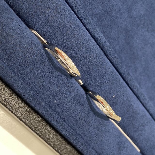 【4℃ BRIDAL(ヨンドシーブライダル)の口コミ】 Mobiusという、ゆるやかなV字のラインで、指元がすっきりとみえるデザイン…