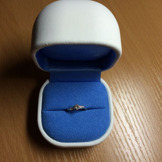 【銀座ダイヤモンドシライシの口コミ】 センターのダイヤ一石のみでなく、まわりにメレダイヤがついていて、でき…