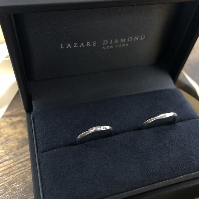 【ラザール ダイヤモンド(LAZARE DIAMOND)の口コミ】 ダイヤの爪が目立ちにくく、邪魔をしていないこと。
ダイヤの輝きがとても…