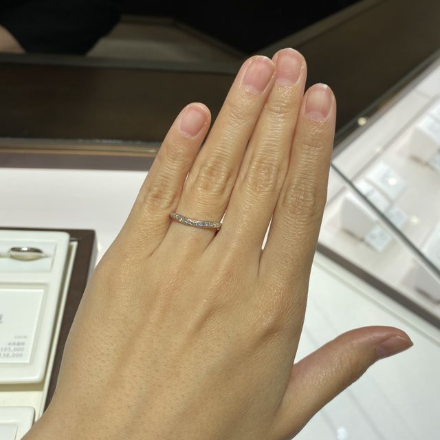 【俄(にわか)の口コミ】 緩やかにVラインで指が綺麗に見えました。ダイヤがついていますが上品な印…