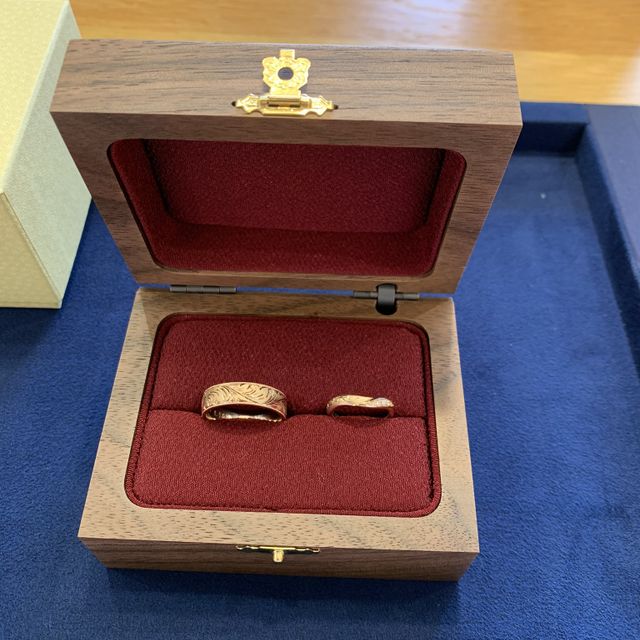 【MIORING(ミオリング)の口コミ】 指輪のデザインが女性用は小さいダイヤが５つと半分彫りのデザインで、可…