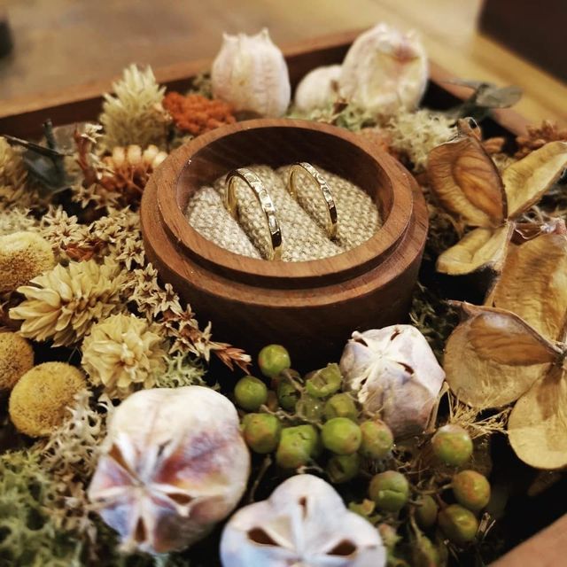 【鎌倉彫金工房の口コミ】 まずは、ペアでの価格が予算の10万円でおさまった点です。そしてデザイン…