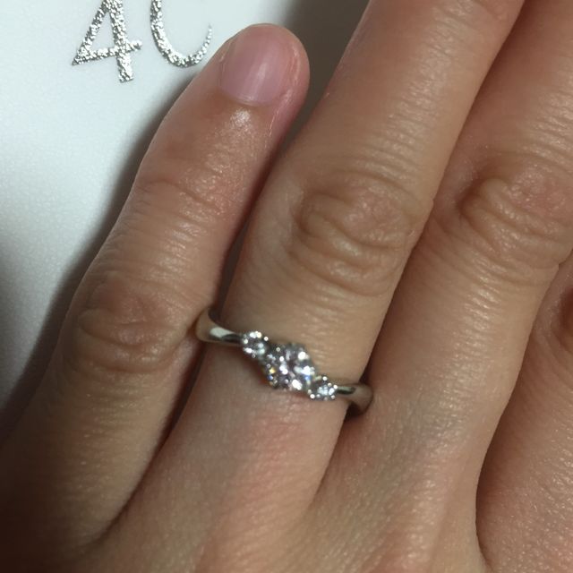 【4℃ BRIDAL(ヨンドシーブライダル)の口コミ】 ダイヤモンドが3つ並んでいるデザインが決め手でした。
真ん中の大きめの…