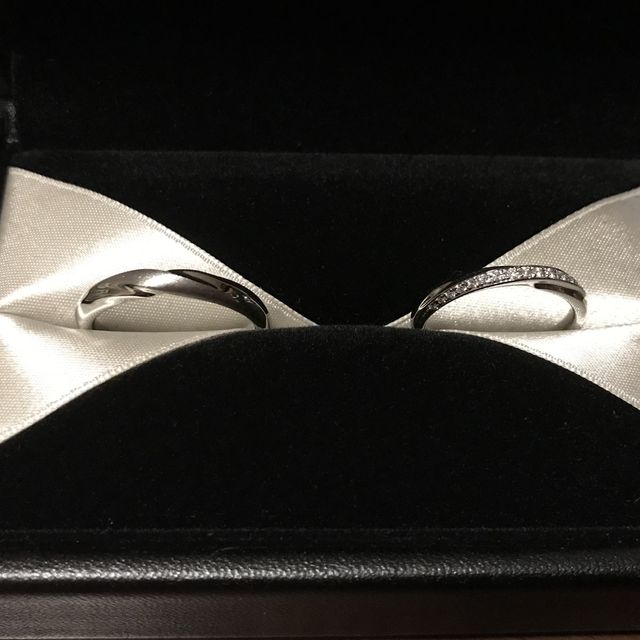 【エクセルコダイヤモンド(EXELCO DIAMOND)の口コミ】 指輪のデザインはウェーブ型が好きで、ウェーブ型のものをたくさん見させ…