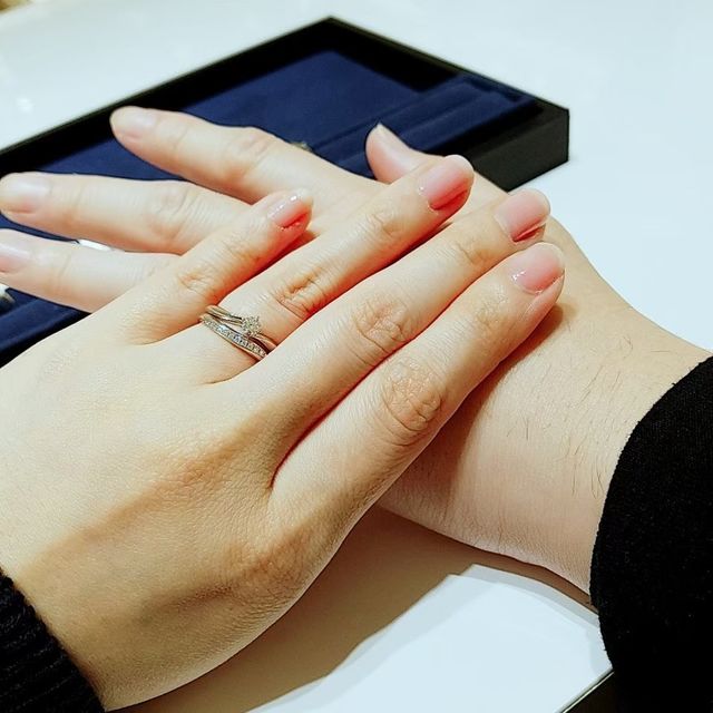 【4℃ BRIDAL(ヨンドシーブライダル)の口コミ】 リーズナブルでファッションブランドらしく軽めの付け心地
エンゲージとセ…