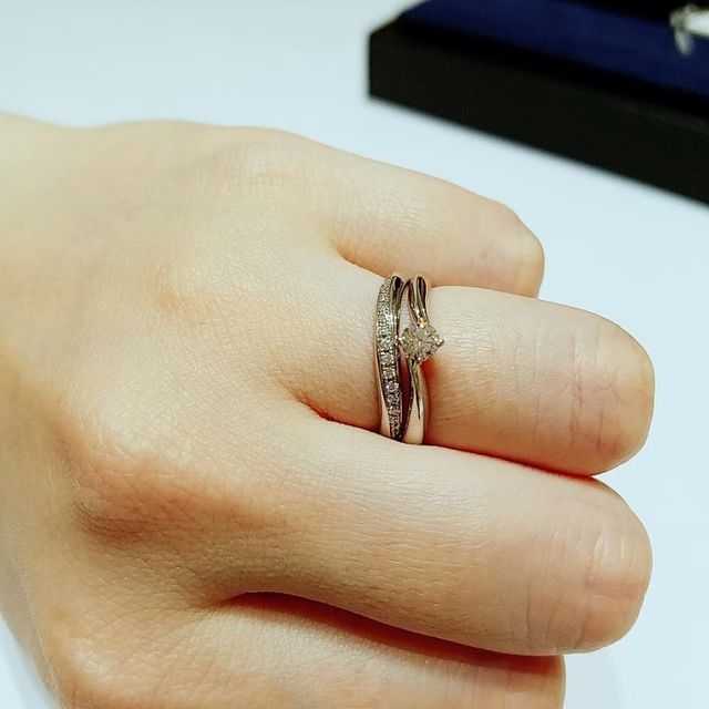 【4℃ BRIDAL(ヨンドシーブライダル)の口コミ】 リーズナブルでファッションブランドらしく軽めの付け心地
エンゲージとセ…