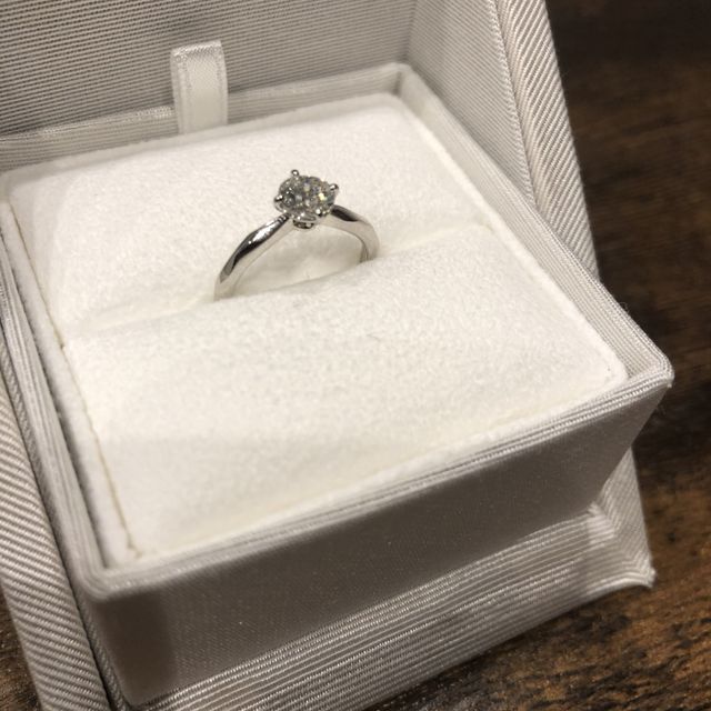 【ENUOVE(イノーヴェ)の口コミ】 結婚指輪と婚約指輪の重ね付けがしたかったので、重ね付けがしやすいタイ…