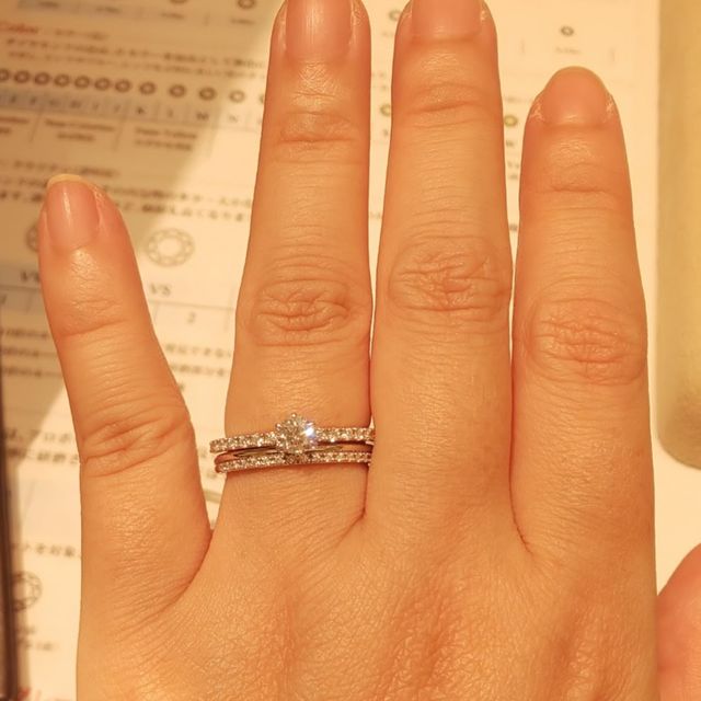 【ギンザタナカブライダル(GINZA TANAKA BRIDAL)の口コミ】 メレダイヤの中央にメインのダイヤがあるエンゲージと、メレダイヤとプラ…
