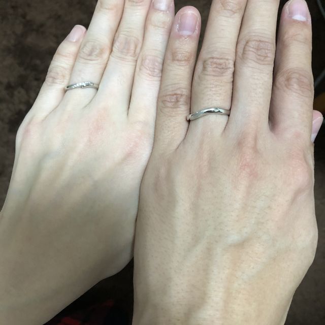 【アイプリモ(I-PRIMO)の口コミ】 デザインと形状に一目惚れしました。2つの指輪にくぼみが少しあり、そのく…