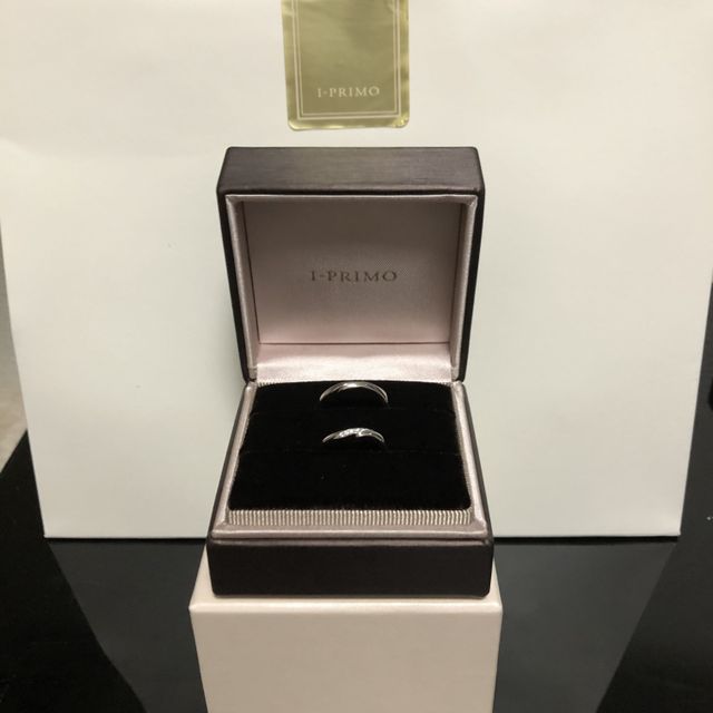 【アイプリモ(I-PRIMO)の口コミ】 デザインと形状に一目惚れしました。2つの指輪にくぼみが少しあり、そのく…