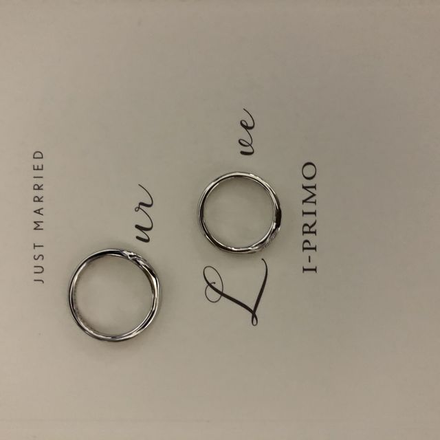 【アイプリモ(I-PRIMO)の口コミ】 デザインと形状に一目惚れしました。2つの指輪にくぼみが少しあり、そのく…