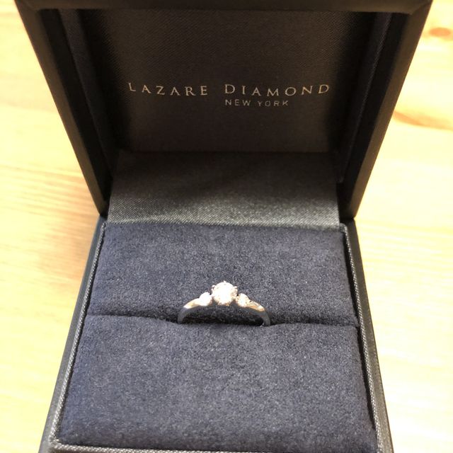 【ラザール ダイヤモンド(LAZARE DIAMOND)の口コミ】 結婚指輪と重ねて使える形を希望していました。
お店でいくつか候補を見せ…