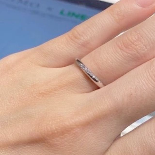 【アイプリモ(I-PRIMO)の口コミ】 ウェーブの婚約指輪に合うもので探していました。
V字やストレートの物を…