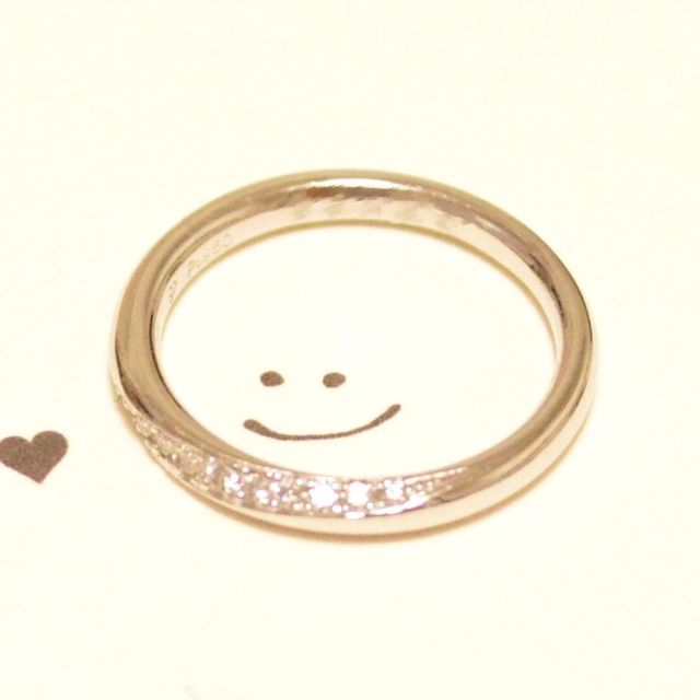 【アイプリモ(I-PRIMO)の口コミ】 ウェーブの婚約指輪に合うもので探していました。
V字やストレートの物を…