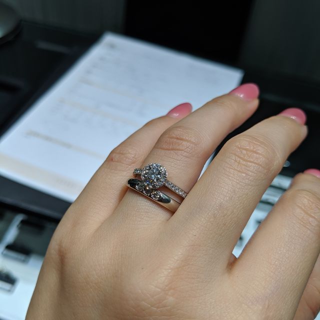 【ラザール ダイヤモンド(LAZARE DIAMOND)の口コミ】 デザインが決め手です。
中央のダイヤを囲ってあり、且つリング部分にもダ…