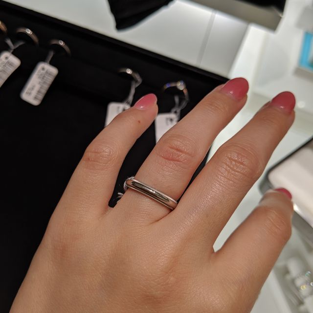 【ティファニー(Tiffany & Co.)の口コミ】 ミル打ちが繊細でとても綺麗です。
中央プラチナ部分もすこしぷくっとして…