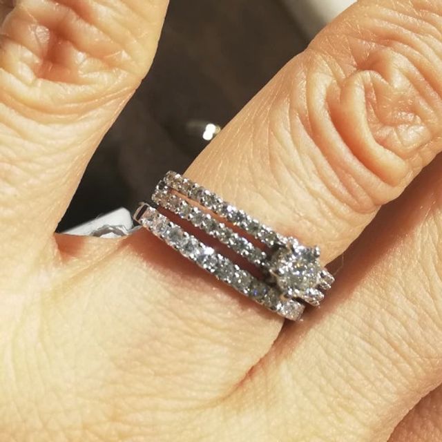 【CHARMY(チャーミー)の口コミ】 セットで着けた時の印象を重視してまずは婚約指輪から選んでいきました。…