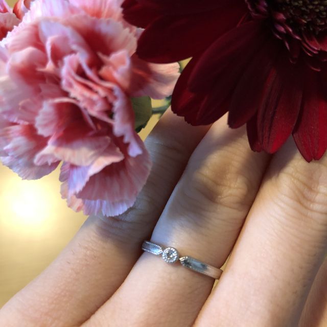 【ete(エテ)の口コミ】 いろいろなデザインの指輪を見ているととてもシンプルなものか、ライン状…