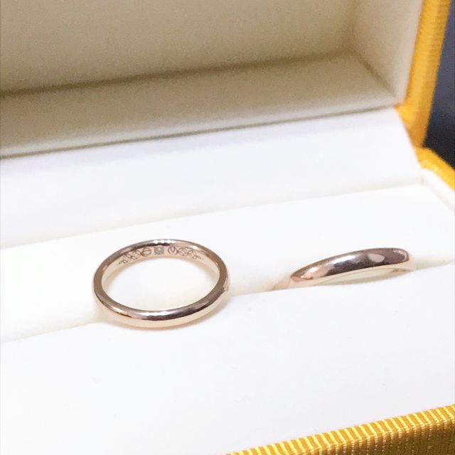【ケイウノ ブライダル(K.UNO BRIDAL)の口コミ】 ストレートの甲丸リングで素材はピンクゴールド
デザインはシンプルイズベ…
