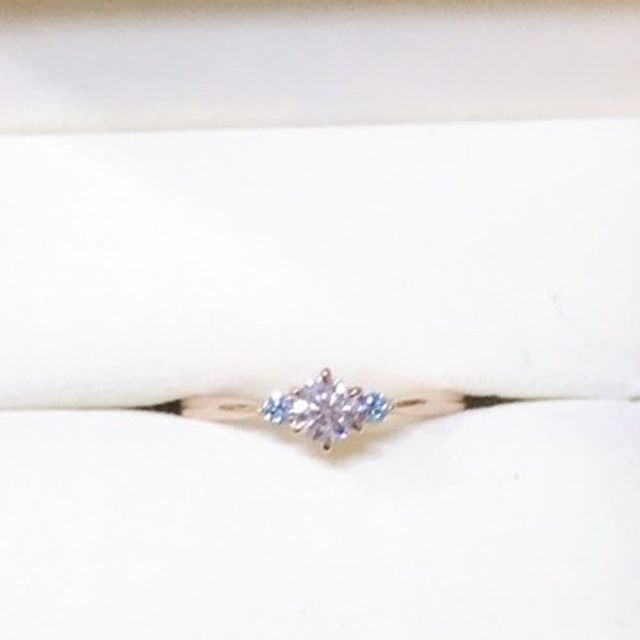 【ケイウノ ブライダル(K.UNO BRIDAL)の口コミ】 ダイヤモンドの両脇に青いメレダイヤモンドがついているデザインが気に入…