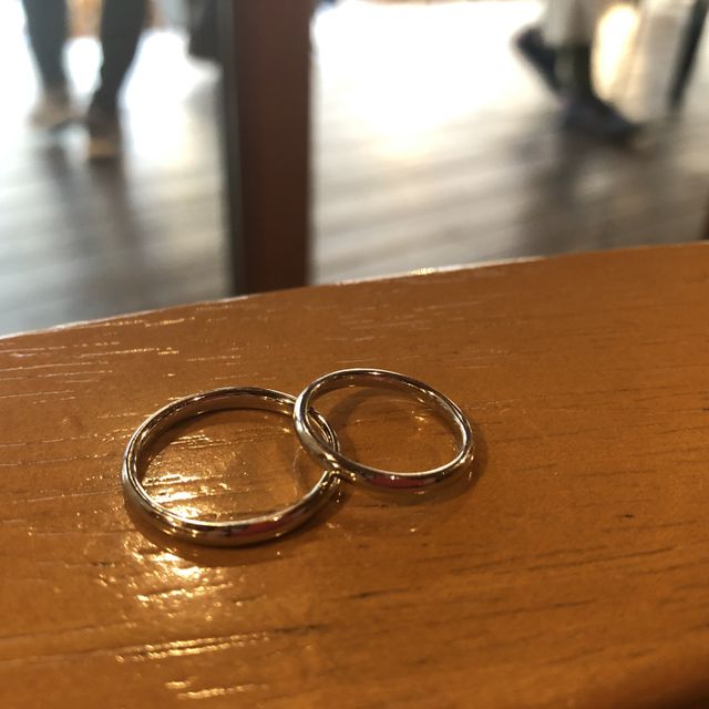 【銀座ダイヤモンドシライシの口コミ】 シンプルで細身の結婚指輪を探していました。
複数の店舗をまわり、着け心…