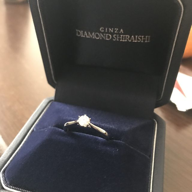 【銀座ダイヤモンドシライシの口コミ】 指輪の知識が全くなくとりあえずお店に行きました。
指輪はダイヤの大きさ…