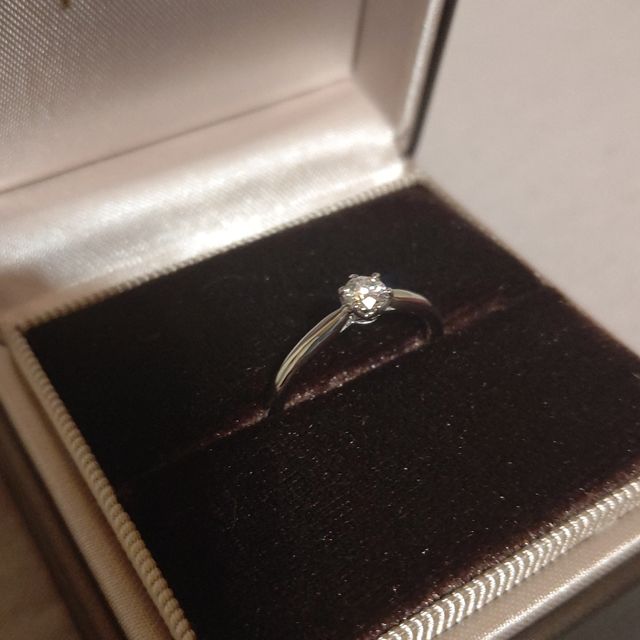 【アイプリモ(I-PRIMO)の口コミ】 一石タイプの婚約指輪にしました。一石の綺麗さで勝負したいな、装飾のあ…