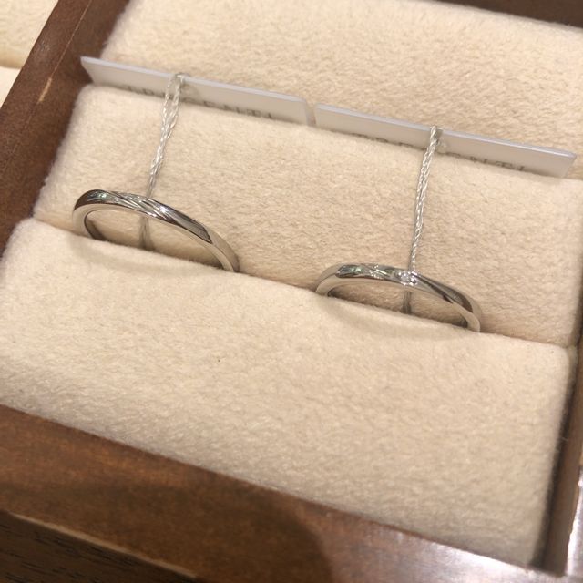 【TRECENTI(トレセンテ)の口コミ】 指輪のデザインがシンプルなものと悩みましたが、婚約指輪と並べて付けた…