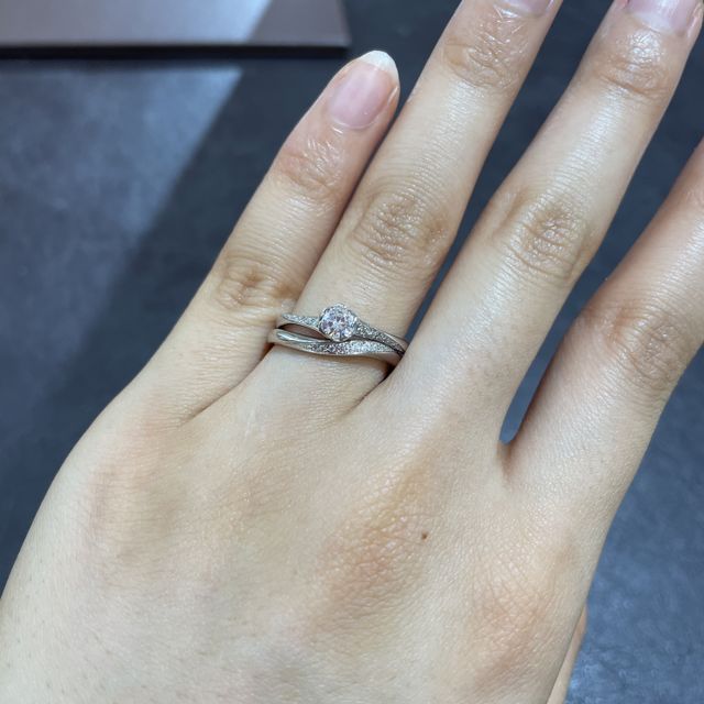 【TRECENTI(トレセンテ)の口コミ】 彼と2人で婚約指輪と結婚指輪のセットリングを探していました。
婚約指輪…