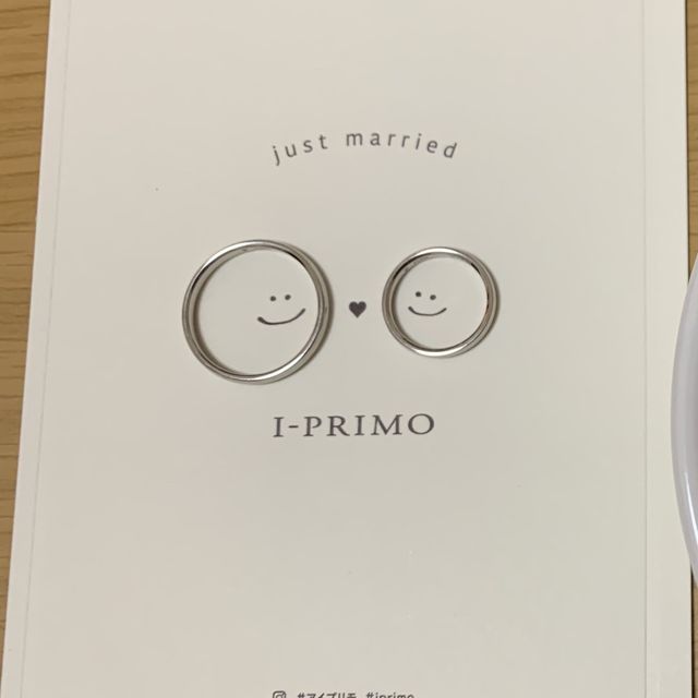 【アイプリモ(I-PRIMO)の口コミ】 デザインが2人に合っていた。シンプルなデザインなのに、ダイヤが入ってい…
