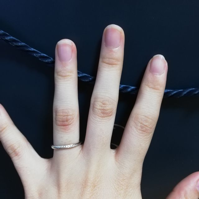 【銀座ダイヤモンドシライシの口コミ】 結婚指輪は側面にもダイヤが埋め込まれており、どこから見てもキラキラし…
