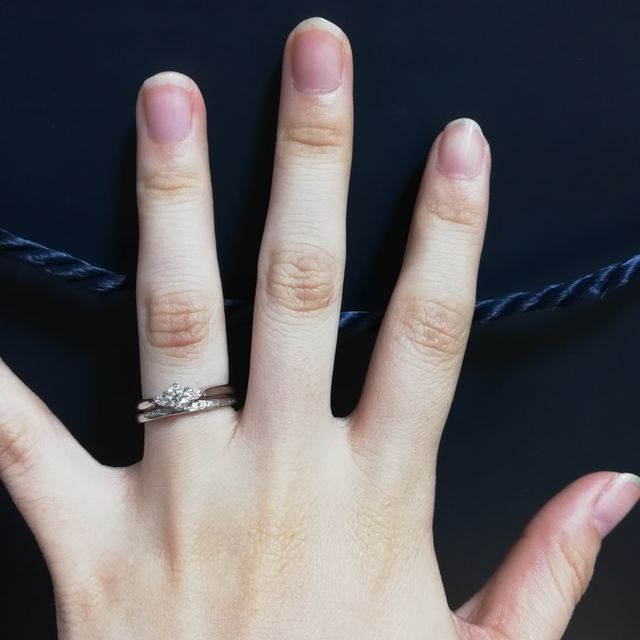 【銀座ダイヤモンドシライシの口コミ】 結婚指輪は側面にもダイヤが埋め込まれており、どこから見てもキラキラし…