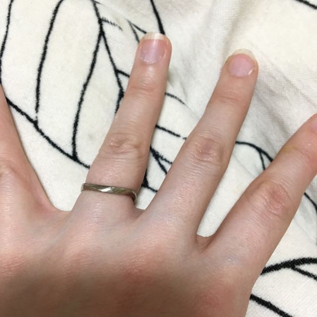 【PROOF OF GUILD(プルーフオブギルド)の口コミ】 指輪の決めては、まずはデザイン。四回ひねったもので、光の差し込み加減…