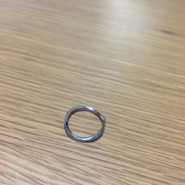 【PROOF OF GUILD(プルーフオブギルド)の口コミ】 指輪の決めては、まずはデザイン。四回ひねったもので、光の差し込み加減…