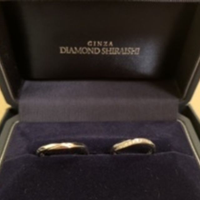 【銀座ダイヤモンドシライシの口コミ】 婚約指輪とのセットリングで選びました。流れ星のような綺麗なダイヤモン…