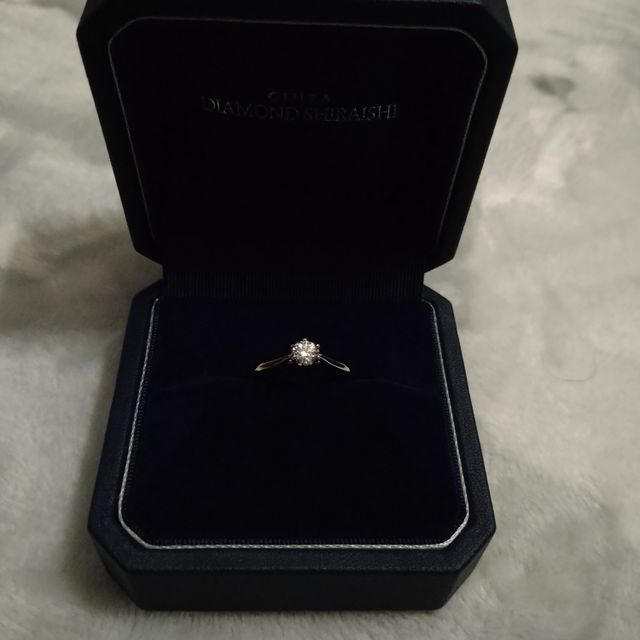 【銀座ダイヤモンドシライシの口コミ】 指が細めだったので、あまりリング自体が太いものは似合わず、少し細めの…