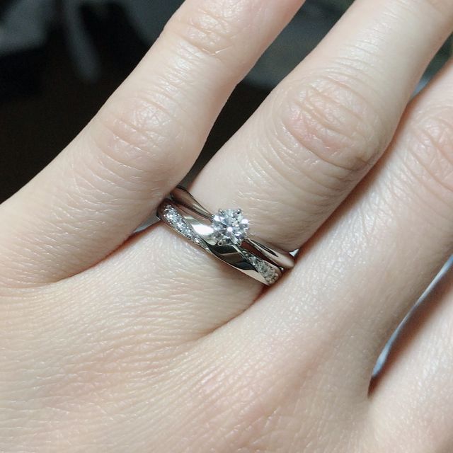 【ラザール ダイヤモンド(LAZARE DIAMOND)の口コミ】 ストレートの形で斜めにカッティングが入っている指輪を探していたところ…