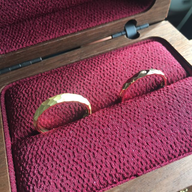 【MIORING(ミオリング)の口コミ】 職人さんが伝統の技と魂を込めて作った洗練された鎚目模様に惚れました。…